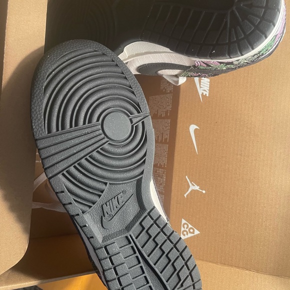 Nike Woman’s Dunk Low Size 7 - Picture 7 of 12